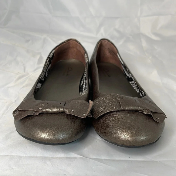 CLARKS Bendables Ballet Flat Shoes Poem Court Bronze Leather Bow Padded 9 Wide - Picture 5 of 11